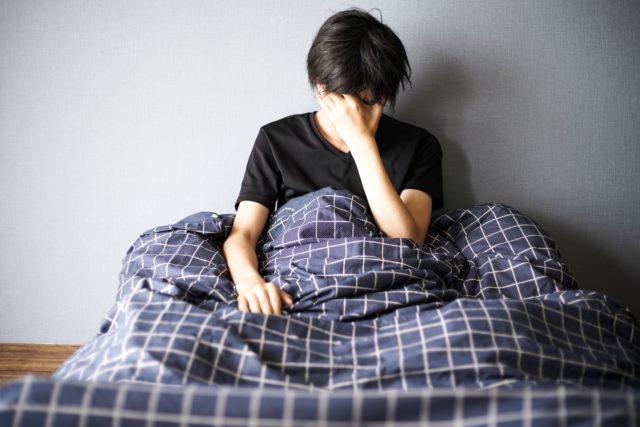 不眠症に悩む男性